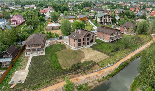 Дом на берегу в п. Вешки