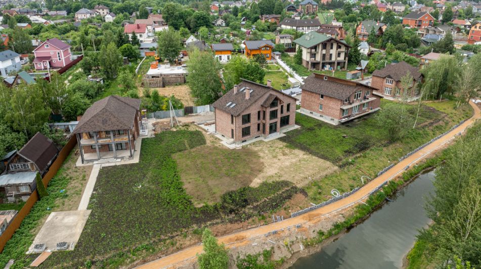 Дом на берегу в п. Вешки