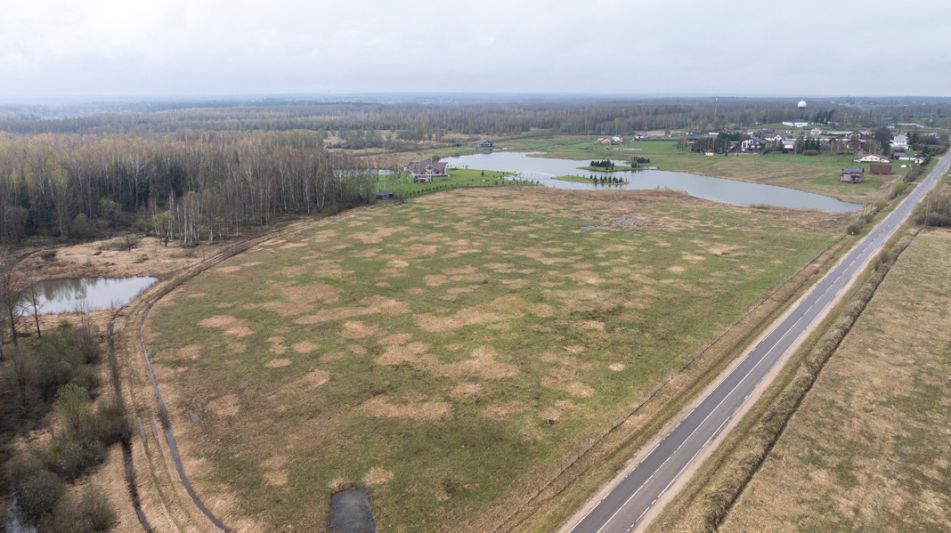 Земля на берегу озера в Можайске