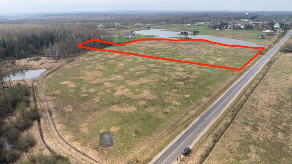 Земля на берегу озера в Можайске