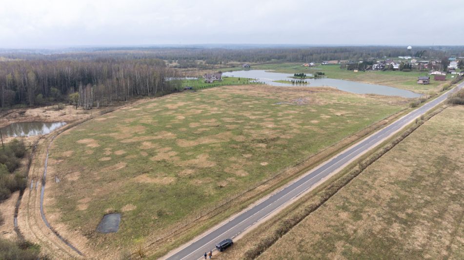 Земля на берегу озера в Можайске