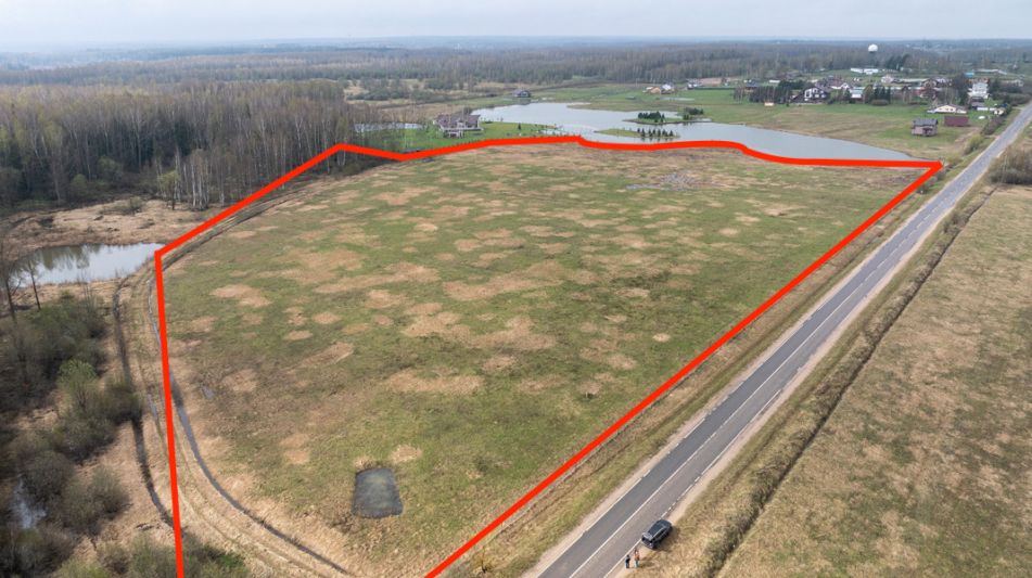 Земля на берегу озера в Можайске