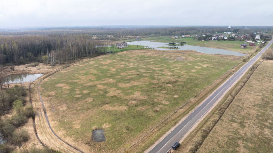 Земля на берегу озера в Можайске