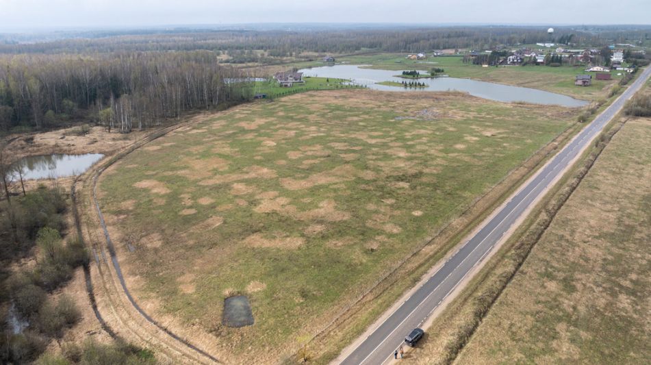 Земля на берегу озера в Можайске