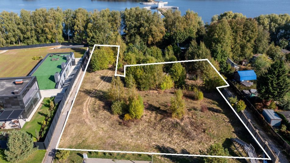 Участок на первой линии в КП Немо