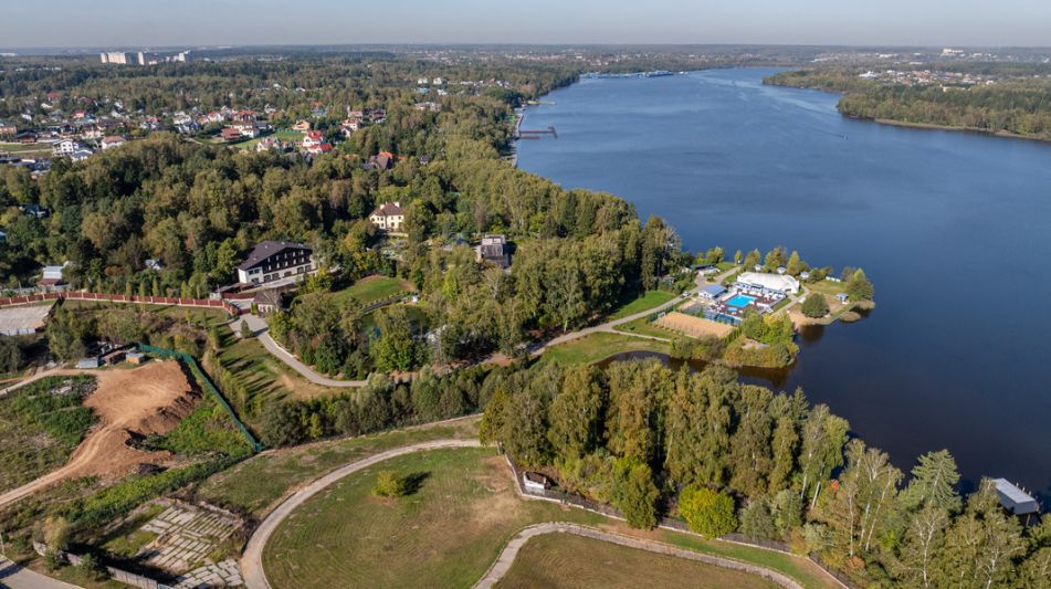 Участок на первой линии в КП Немо