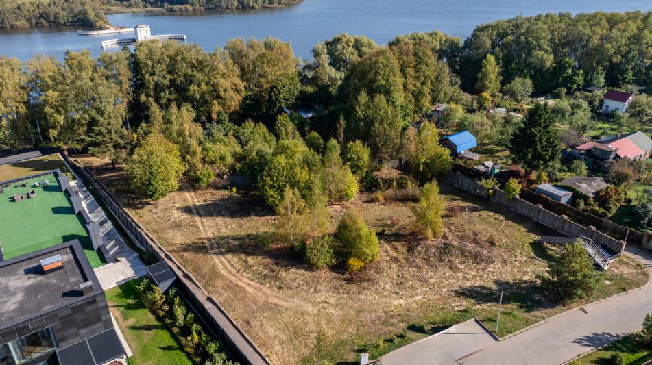 Участок на первой линии в КП Немо