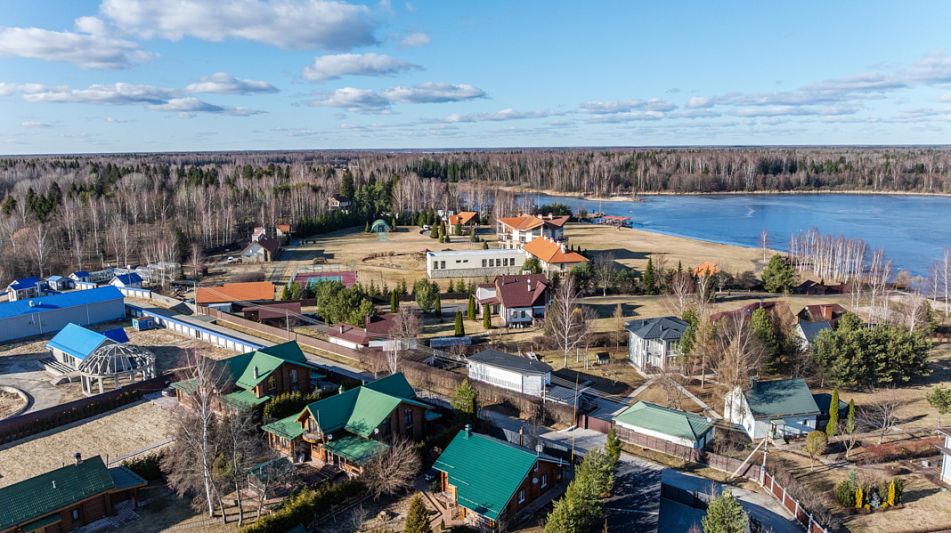 Дом в Конаково на 1 линии воды