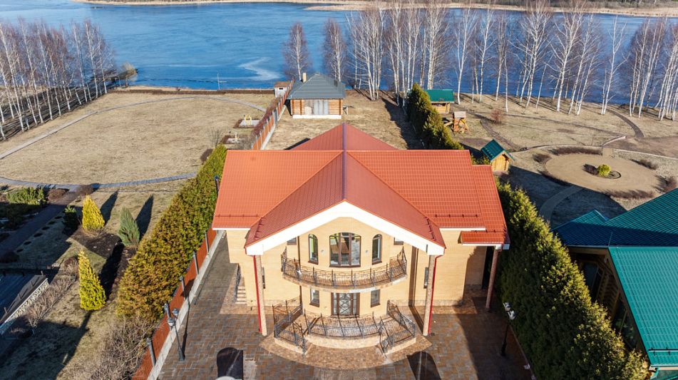 Дом в Конаково на 1 линии воды