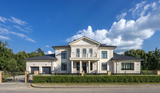 Дом с бассейном в Миллениум парке