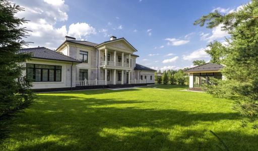 Дом с бассейном в Миллениум парке