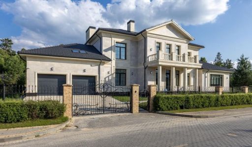 Дом с бассейном в Миллениум парке