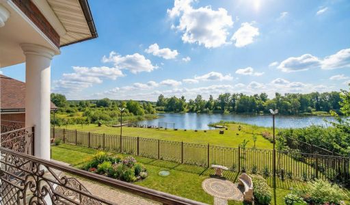 Резиденция на 1 линии в КП Аврора