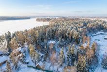 Участок с лесом и причалом у воды