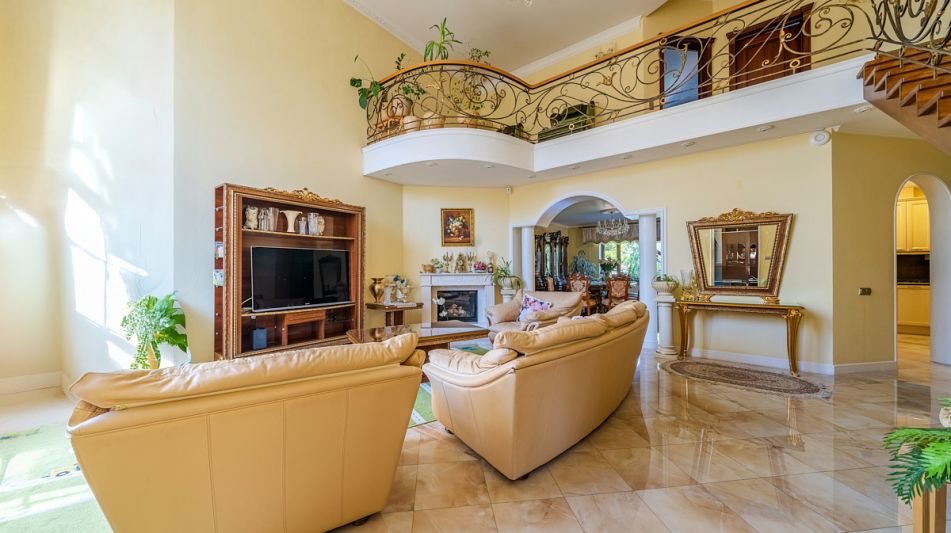 Дом с бассейном в КП Лазурь