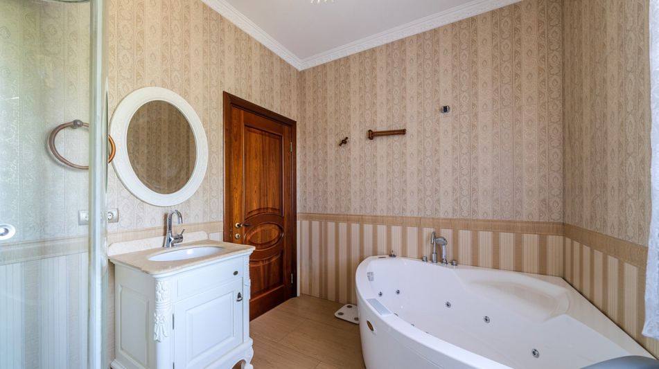 Дом с бассейном в КП Лазурь