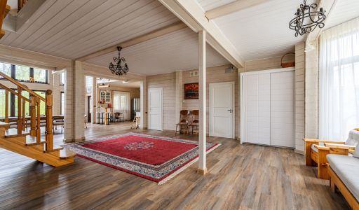 Деревянный дом в Московском море