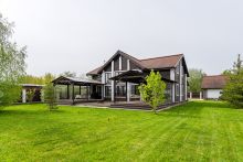 Деревянный дом в Московском море