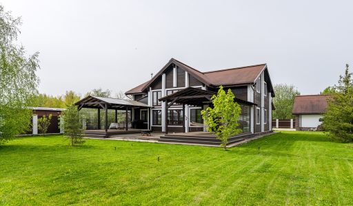 Деревянный дом в Московском море