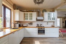 Деревянный дом в Московском море