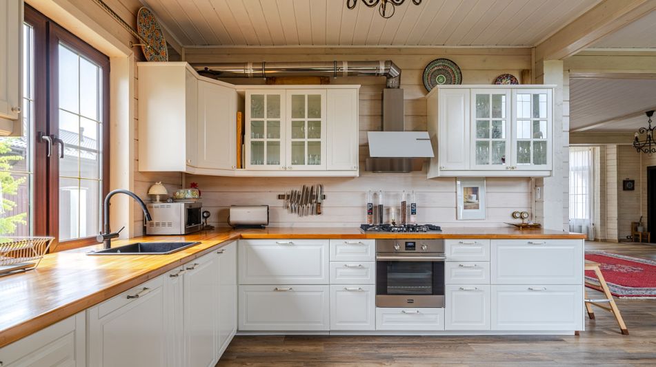 Деревянный дом в Московском море