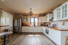 Деревянный дом в Московском море