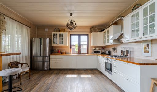 Деревянный дом в Московском море