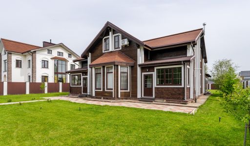 Деревянный дом в Московском море