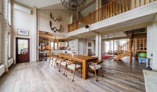 Деревянный дом в Московском море