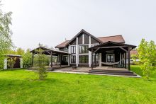 Деревянный дом в Московском море