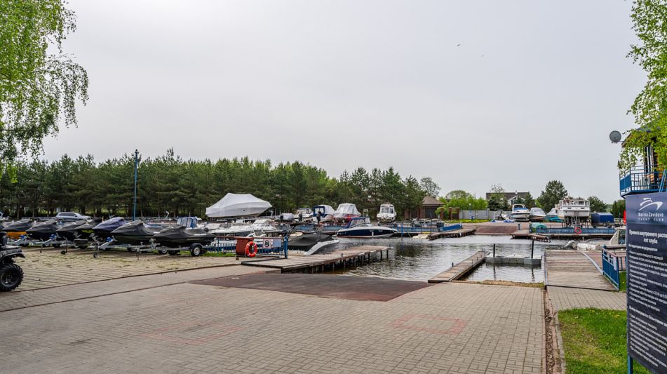 Деревянный дом в Московском море