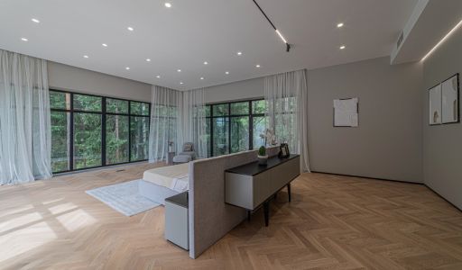 Дом с бассейном в Ренессанс парк