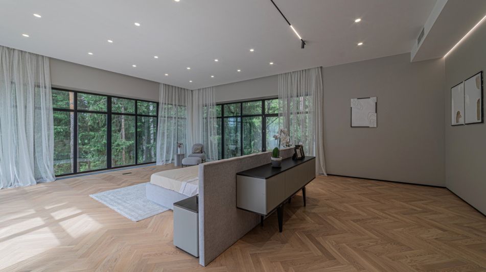 Дом с бассейном в Ренессанс парк