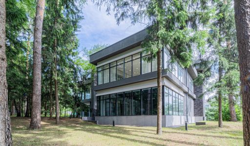 Дом с бассейном в Ренессанс парк