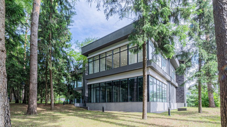 Дом с бассейном в Ренессанс парк