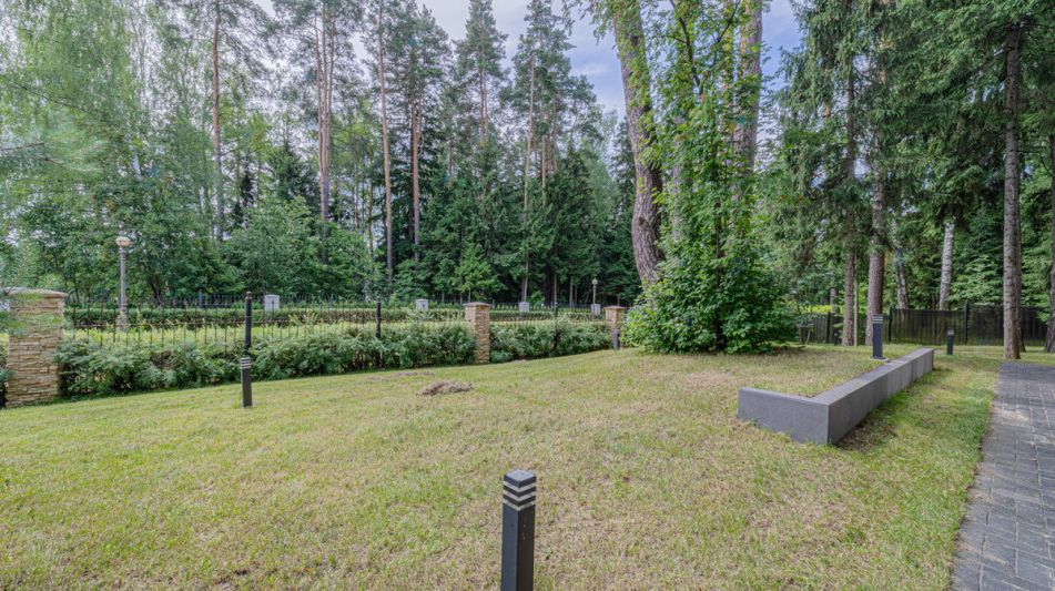 Дом с бассейном в Ренессанс парк