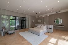 Дом с бассейном в Ренессанс парк