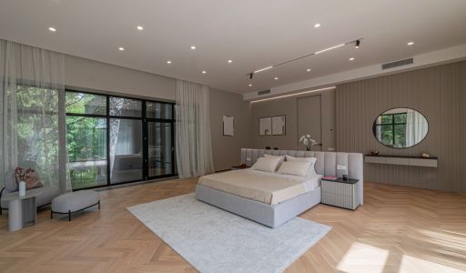 Дом с бассейном в Ренессанс парк