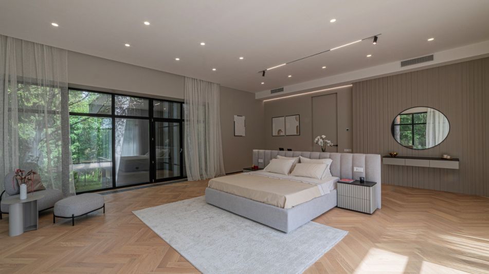 Дом с бассейном в Ренессанс парк