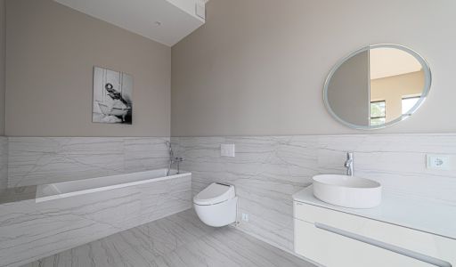 Дом с бассейном в Ренессанс парк