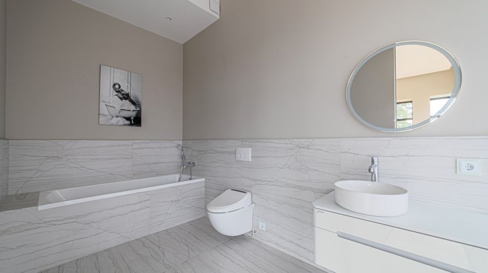 Дом с бассейном в Ренессанс парк