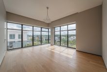 Дом с бассейном в Ренессанс парк