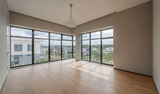 Дом с бассейном в Ренессанс парк