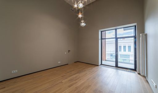 Дом с бассейном в Ренессанс парк