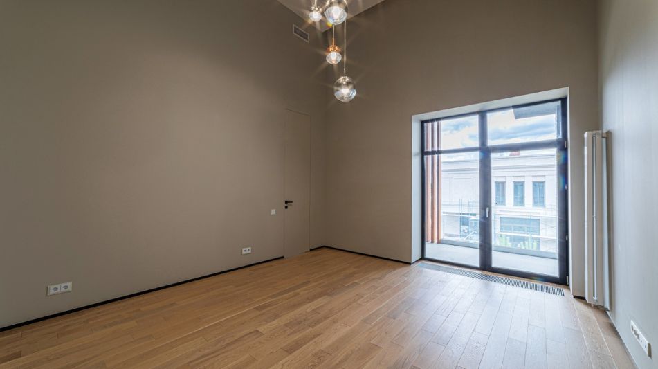 Дом с бассейном в Ренессанс парк