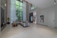 Дом с бассейном в Ренессанс парк