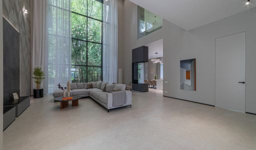 Дом с бассейном в Ренессанс парк