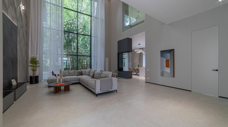 Дом с бассейном в Ренессанс парк