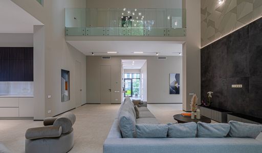 Дом с бассейном в Ренессанс парк