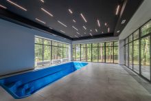 Дом с бассейном в Ренессанс парк